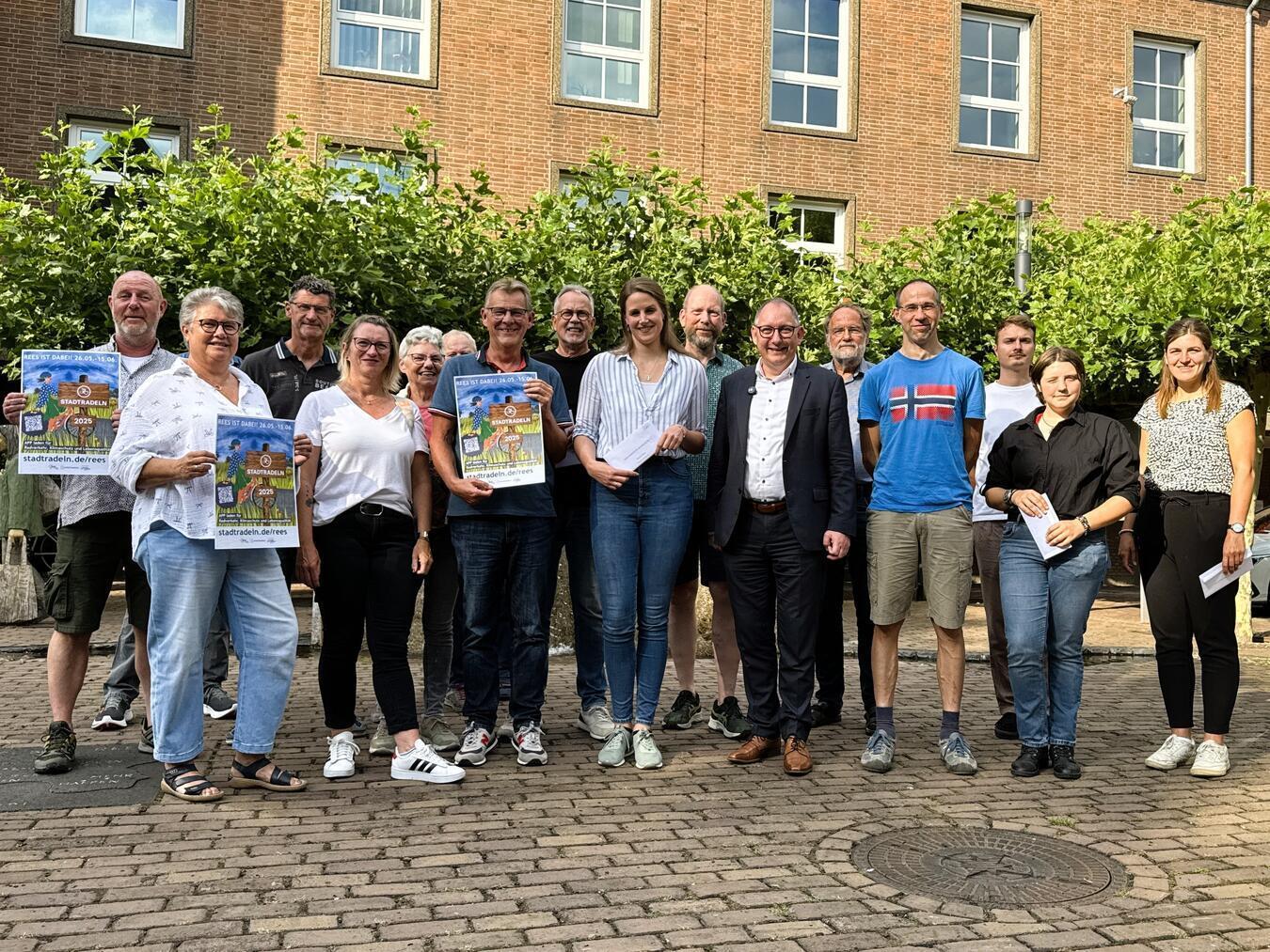Haben gemeinsam was für den Klimaschutz getan: Die Sieger beim diesjährigen Stadtradeln in Rees. Foto: Stadt Rees
