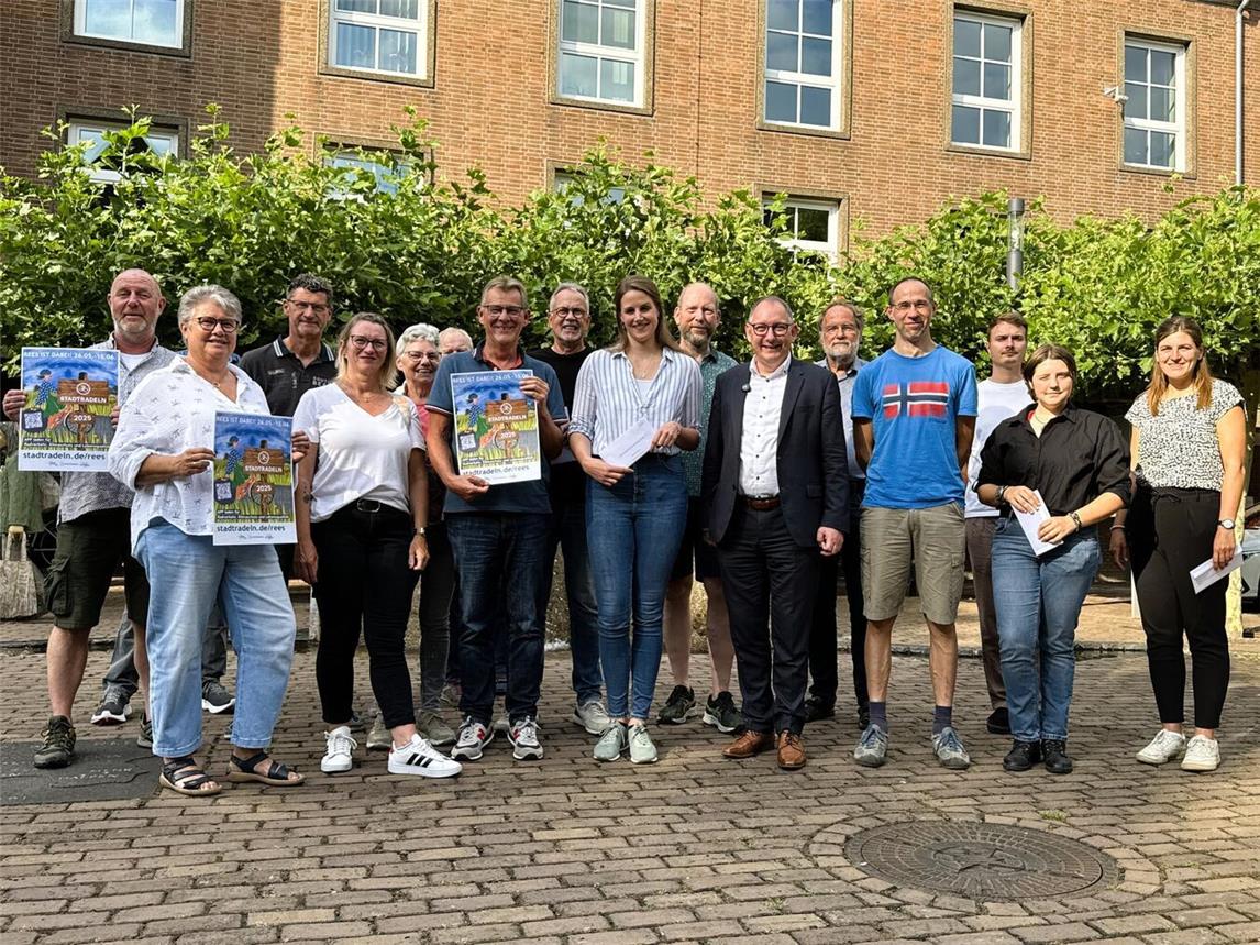 Haben gemeinsam was für den Klimaschutz getan: Die Sieger beim diesjährigen Stadtradeln in Rees. Foto: Stadt Rees