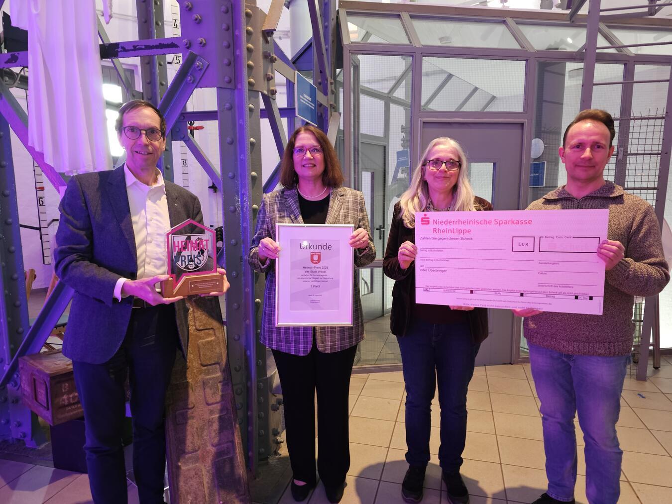 Haben im Wasserturm den Startschuss für den 7. Heimatpreis Wesel gegeben: (v.l.) Max Trapp, Bürgermeisterin Ulrike Westkamp, Dr. Barbara Rinn-Kupka und Daniel Lupp. NN-Foto: Thomas Langer