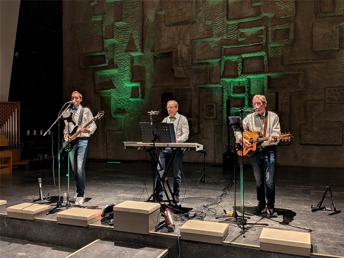 Haben mithilfe zahlreicher Gottesdienstbesucher den guten Zweck unterstützen können:  Anton Koppers, Dominik Lemken und Hubert Lemken. Foto: privat