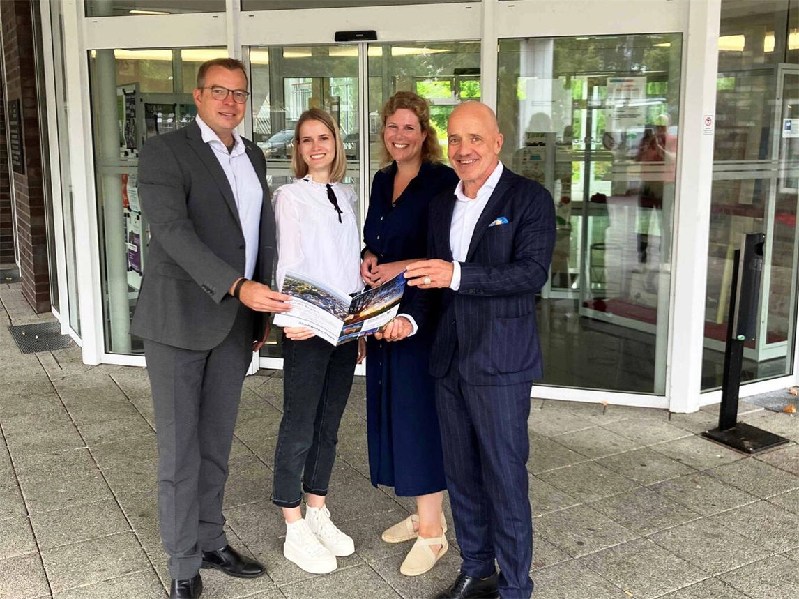 "Vier Personen beim Austausch: Bürgermeister Reinders, Wirtschaftsförderin Egging, IHK-Leiterin Folkerts, IHK-Chef Dietzfelbinger in Bedburg-Hau"