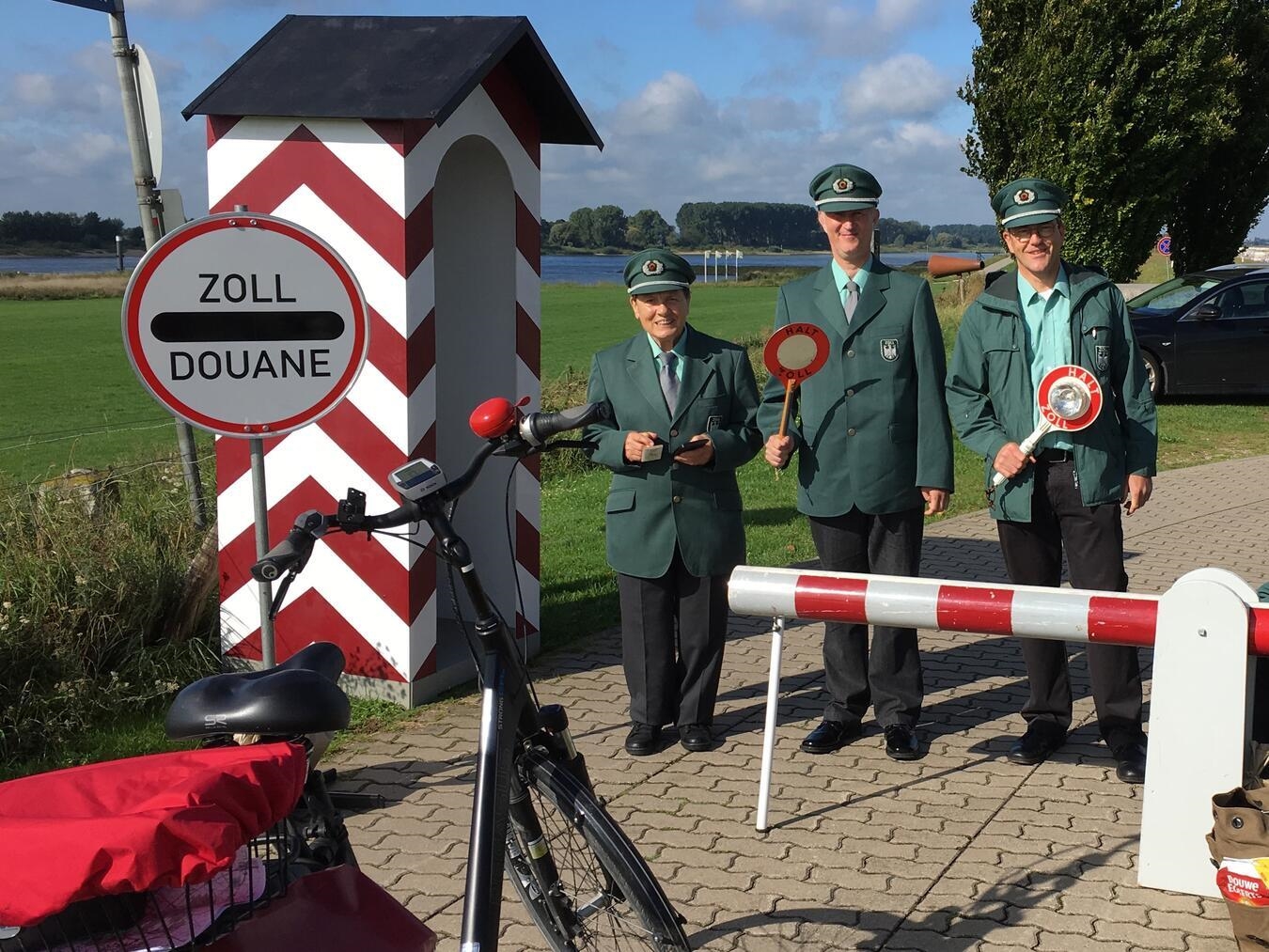 Haben Sie etwas zu verzollen? Die „Zöllner“ kontrollieren am 14. September an der deutsch-niederländischen Grenze. Foto: WfG Emmerich