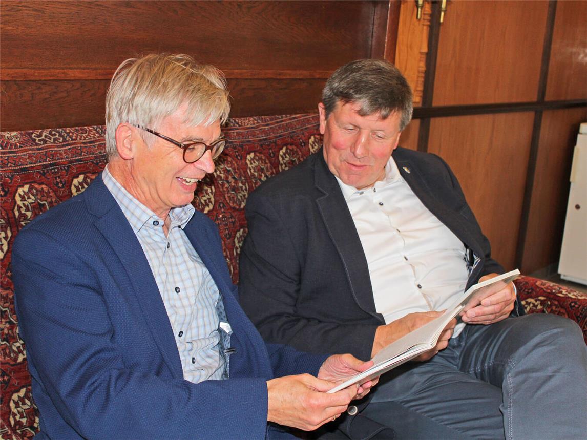 Haben Spaß am Platt: Autor Georg Cornelissen (l.) mit Ulrich Francken (Vorsitzender „För Land en Lüj“). NN-Foto: Thomas Langer