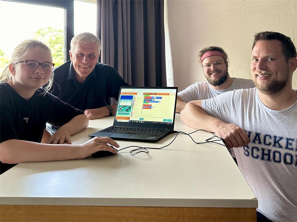 Hacken im SOS-Kinderdorf – das stand jetzt auf dem Sommerferienprogramm für die Kinder und Jugendlichen in Kleve-Materborn. Einrichtungsleiter Peter Schönrock (hinten links) freut sich über den Besuch von Erik Hasenknopf (hinten rechts) und Matthias Feldmann von der „Hacker School“ aus Hamburg. Foto: SOS-Kinderdorf / Katrin Wißen