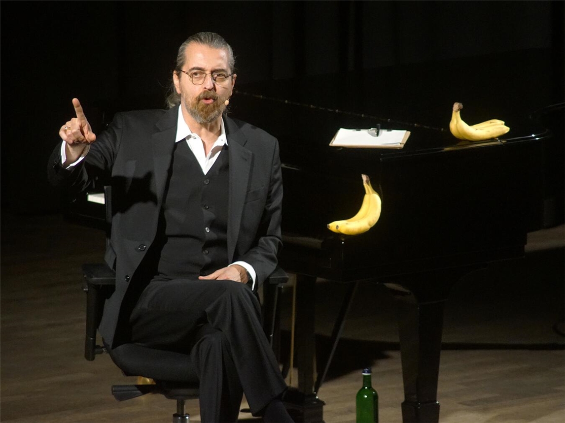 Hagen Rether gab viel fürs Publikum im Reeser Bürgerhaus: Humor, Pointen und Bananen. Foto: Stadt Rees