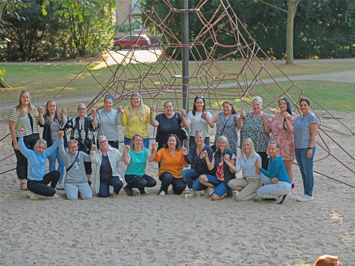 Hand in Hand setzen sich die Tagesmütter für „ihre“ Betreuungsform ein. Foto: IG/ privat