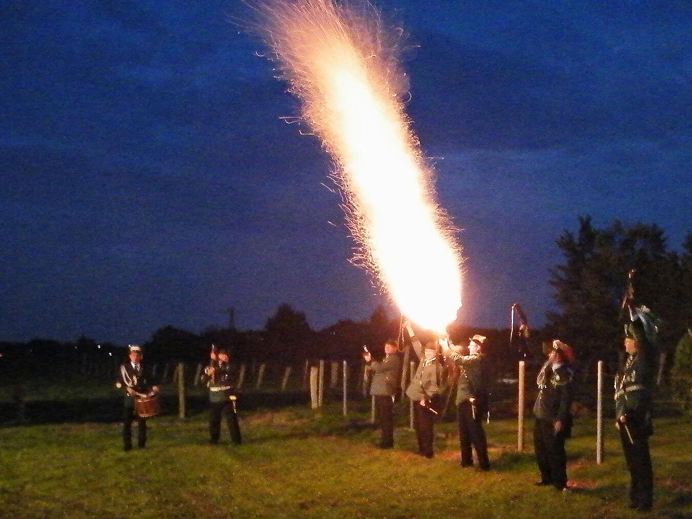 Hand- und Schaftböller sowie einige Kanonen (Foto u.) kommen am Silvesternachmittag in Rees zum Einsatz. Foto: privat
