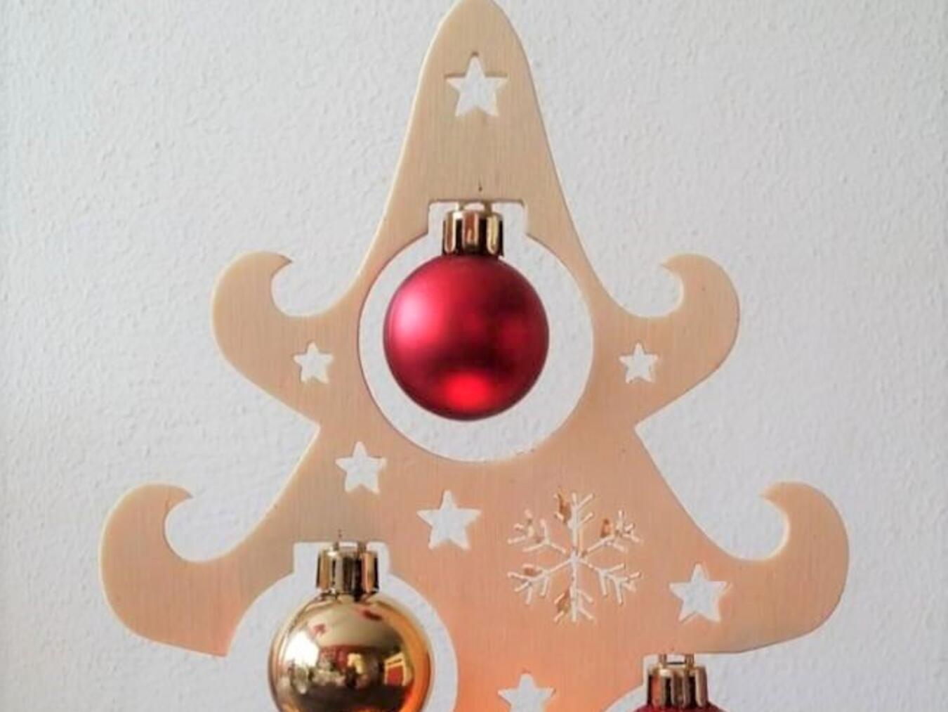 Handgemachte, weihnachtliche Deko-Arbeiten werden beim Adventsbasar im St.-Clemens-Hospital Geldern angeboten. Foto: St.-Clemens-Hospital