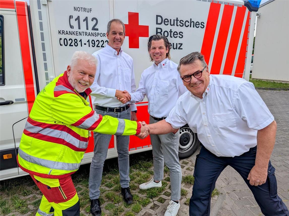 Handschlag zur Gründung: Mathias Hangert, stellvertretender Betriebsratsvorsitzender, DRK-Präsident Jan Höpfner, Vorstand Andreas Bußmann und Ludger Ferdenhert, Geschäftsbereichsleiter Notfallvorsorge, besiegeln den Start der DRK Rettungs- und Einsatzdienste Niederrhein gGmbH. Foto: DRK