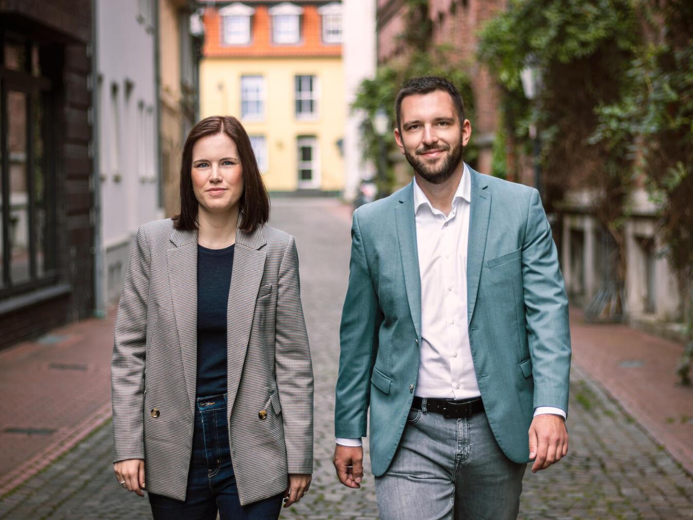 Hannah Bollig und Philipp Richter werben für die Umfrage. Foto: SPD
