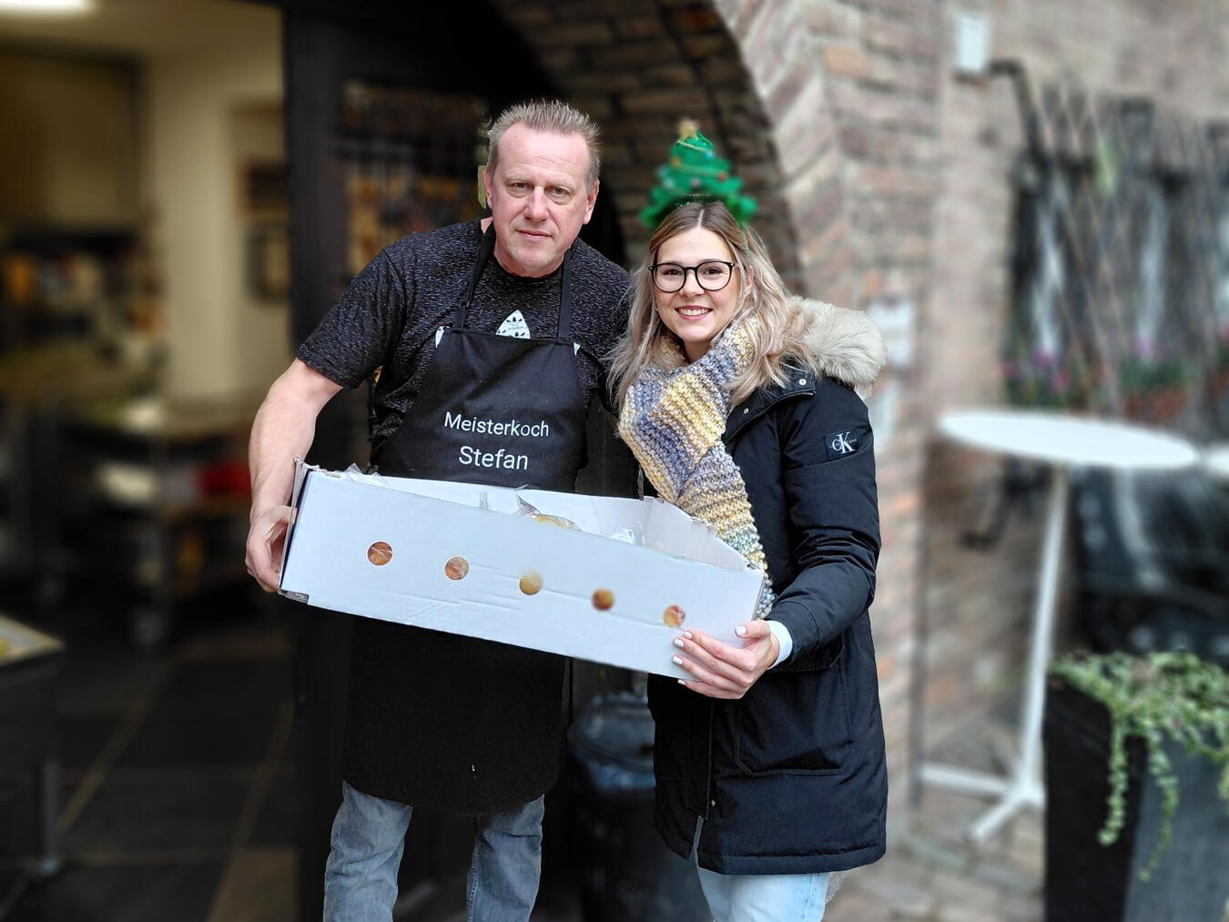 Hannah Jörissen im Einsatz: Auch die Kollegen von der Klosterpforte freuen sich über einen Karton Weckmänner. Foto: Caritas