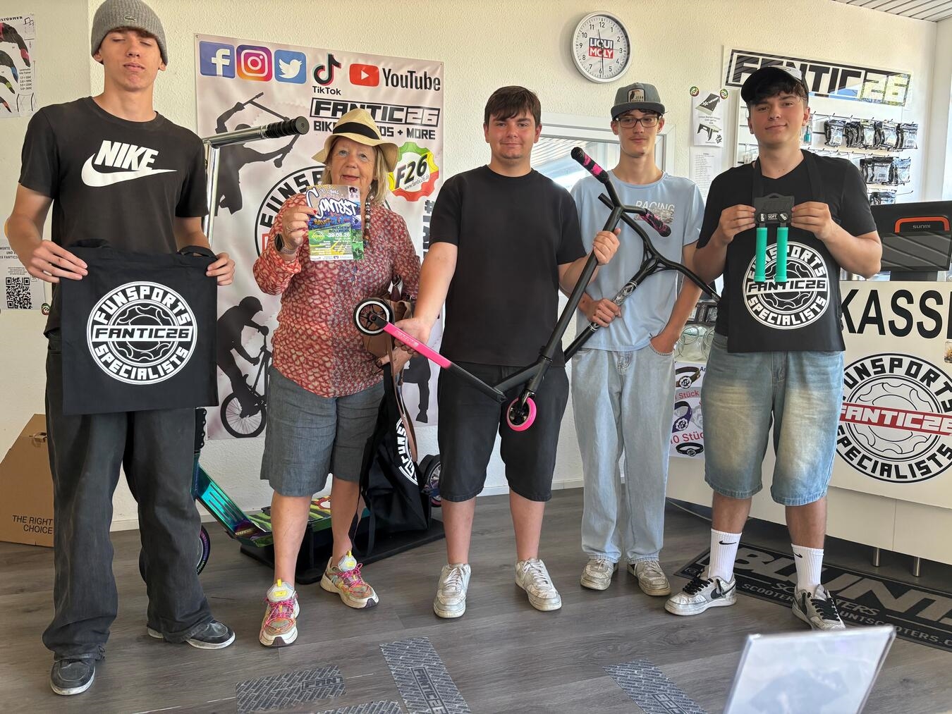 Hanneke Hellmann mit Skatern von „Auf Achse“, Einladung zum Skate-Contest in Geldern am 29. August. Foto: privat