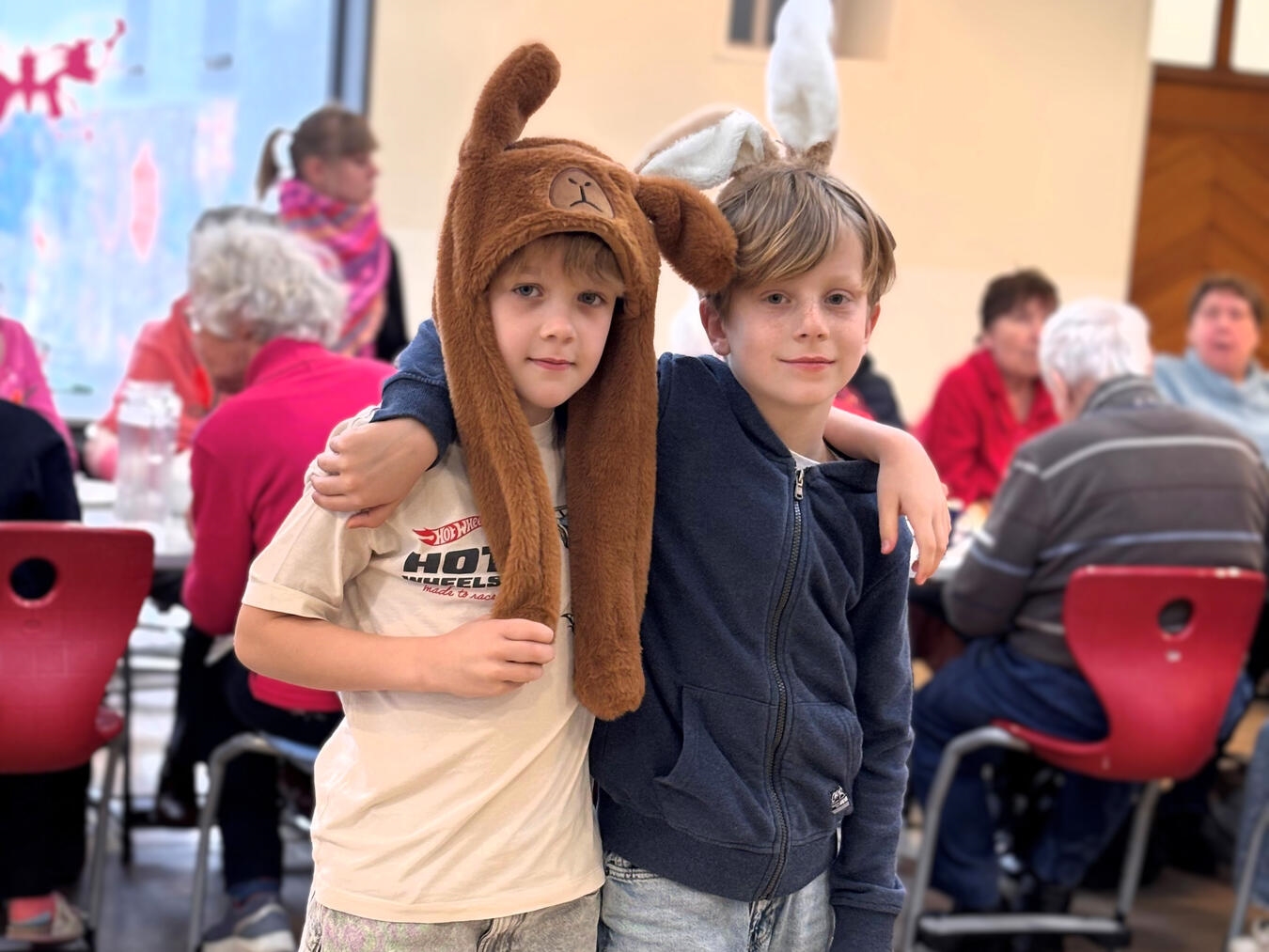 Hannes und Luca, beide neun Jahre alt, führen an diesem Morgen „Stups, der kleine Osterhase“ vor.