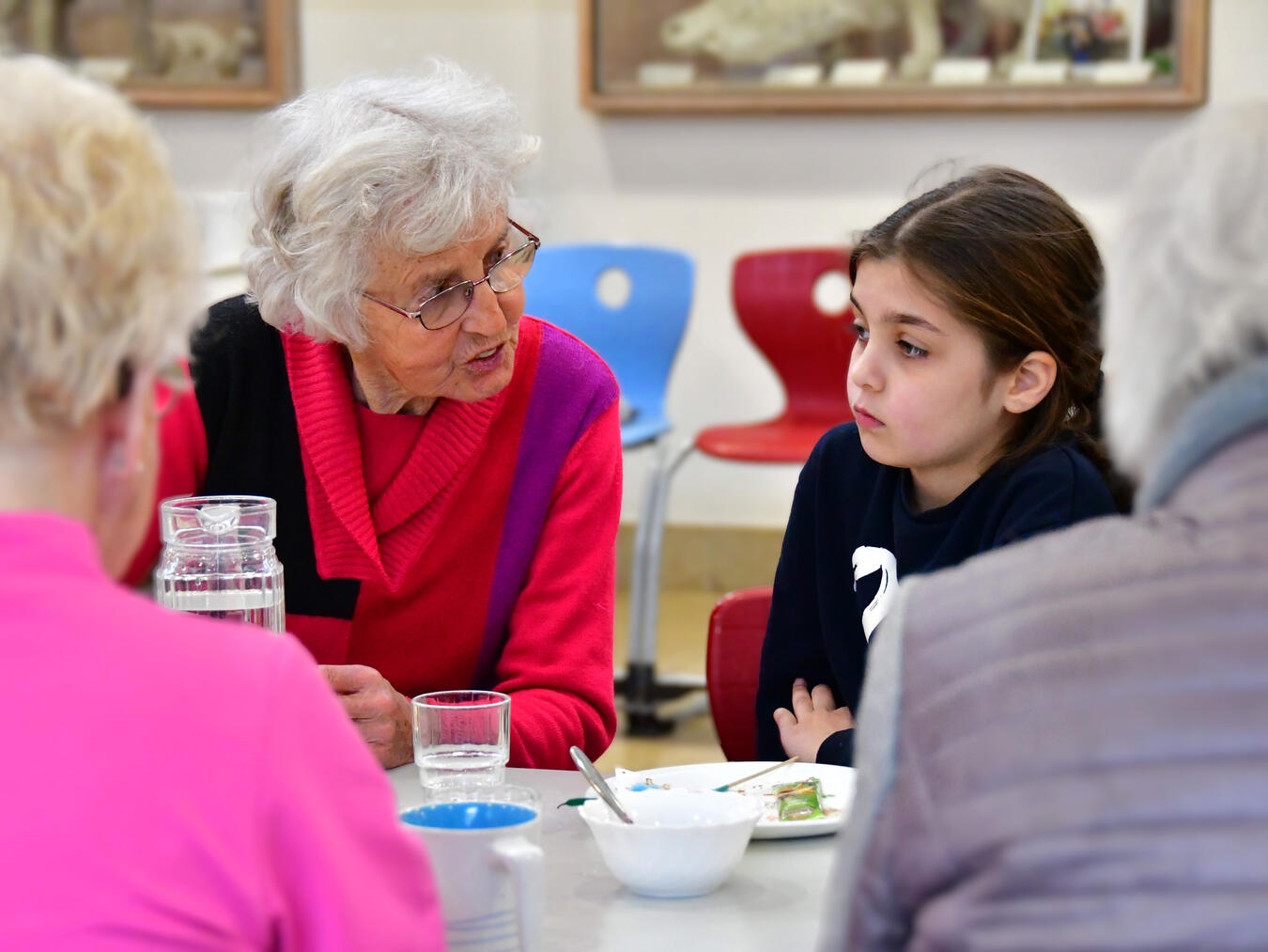 Hanni (81) und Nicole (9) beim gemeinsamen Frühstück in der Mensa der Grundschule „An den Linden“. 
