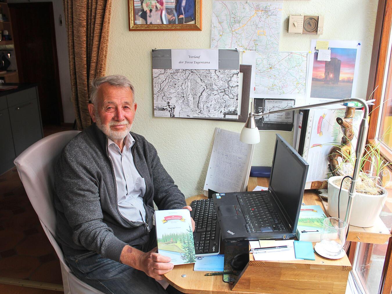 Hans Baumanns in seiner selbst gebauten Schreibecke.NN-Foto: Thomas Langer