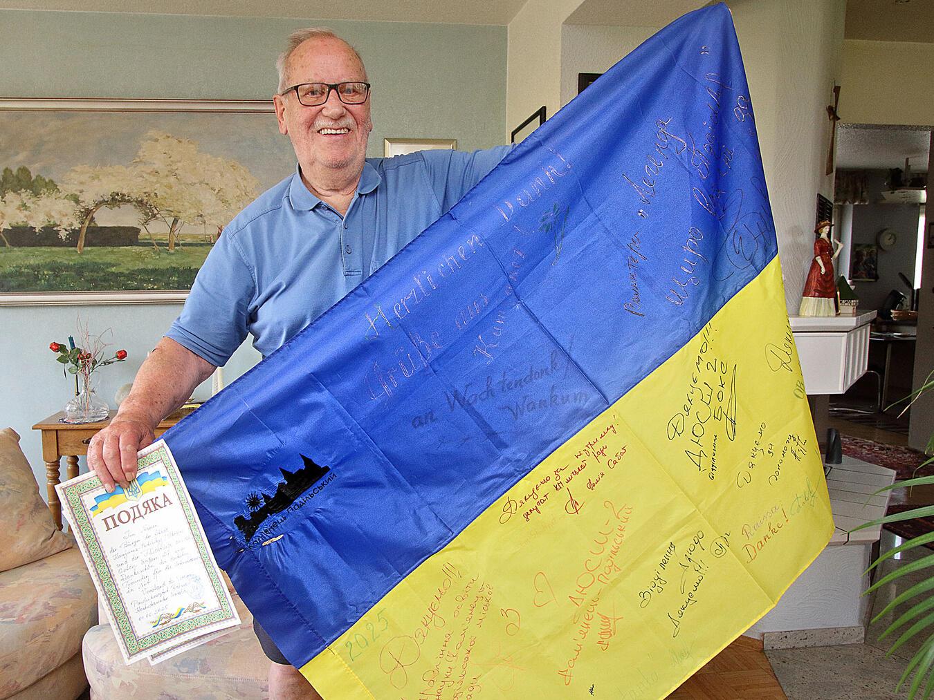 Hans Druyen freut sich über das außergewöhnliche Dankeschön aus der Ukraine.NN-Foto: Theo Leie