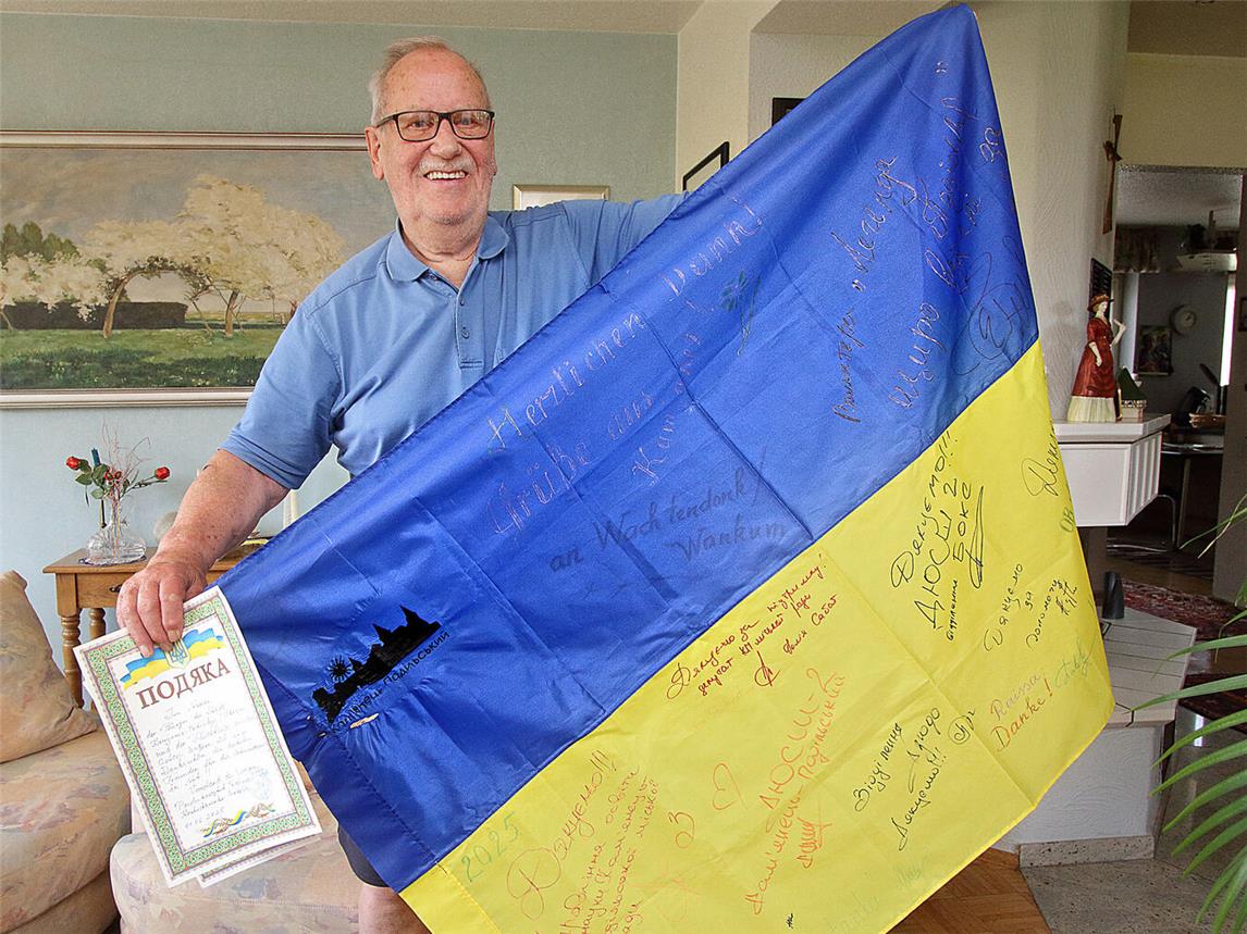 Hans Druyen freut sich über das außergewöhnliche Dankeschön aus der Ukraine.NN-Foto: Theo Leie