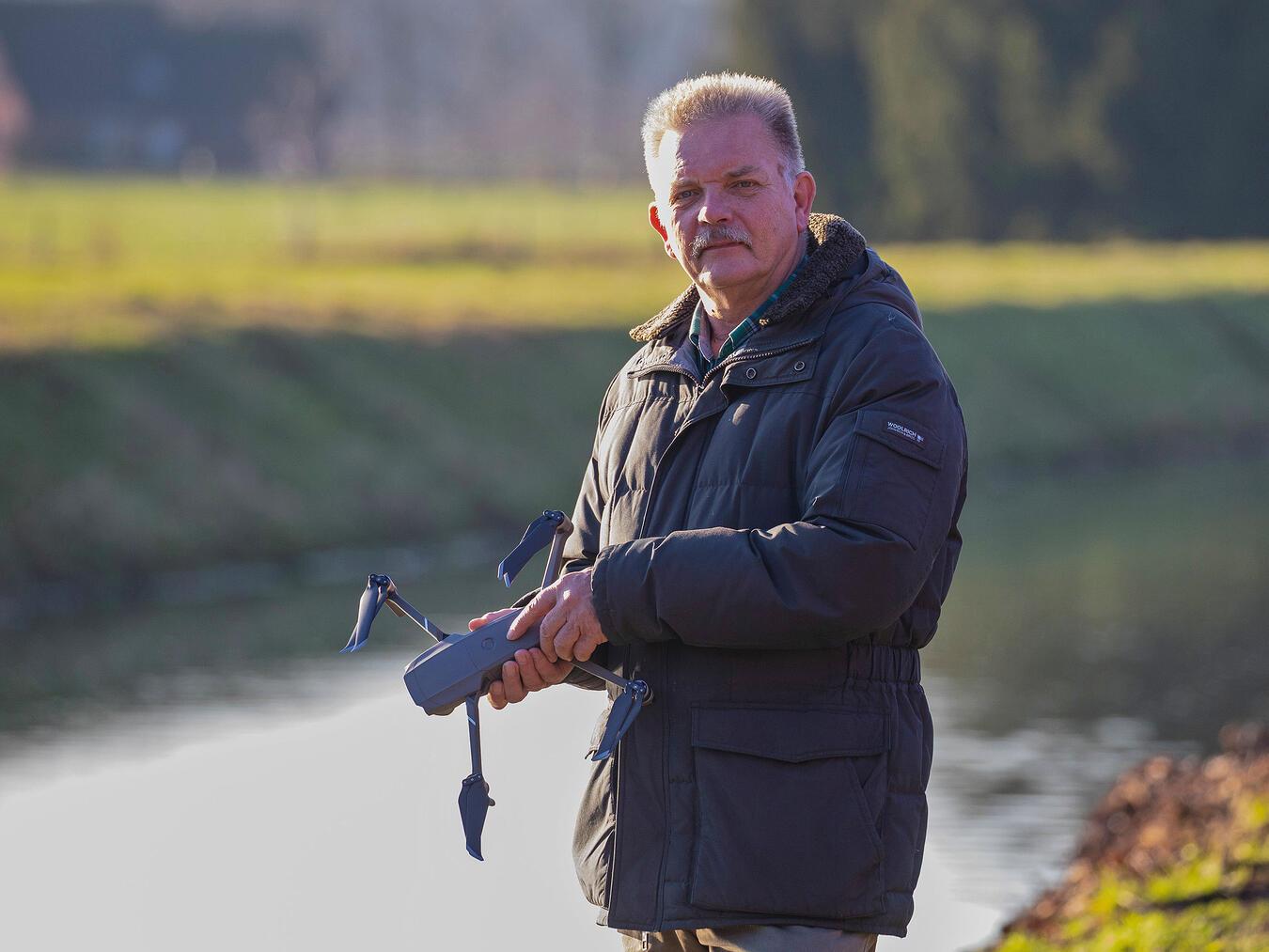Hans Glader mit seiner Drohne. Foto: Malte Glader