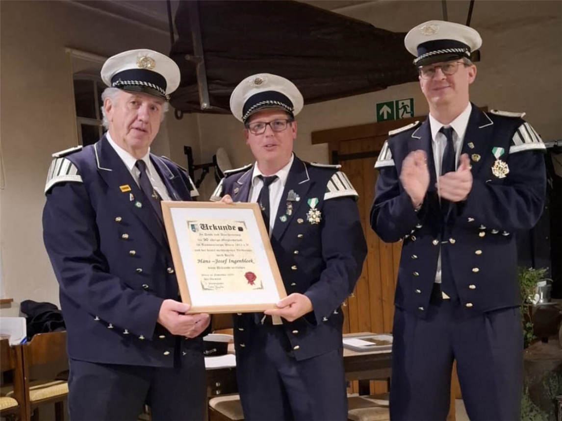 Hans-Josef Ingenbleek (Jubilar) mit Sven Janssen (1. Vorsitzender) und Holger Knechten (2. Vorsitzender). Foto: TCW