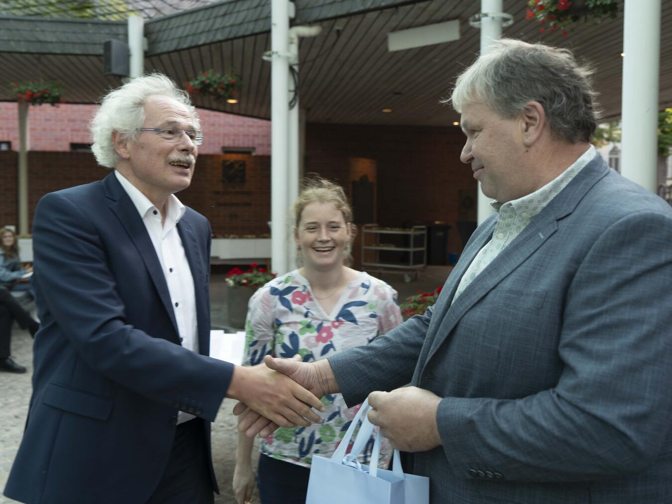 Hans-Josef Thönnissen (l.), Betriebsleiter der Stadtwerke Kevelaer und Geschäftsführer der NiersEnergie, gratuliert den Vereinen von Projekten und Initiativen, die der Fonds Energie mit einer Zuwendung unterstützt. NN-Foto: Gerhard Seybert