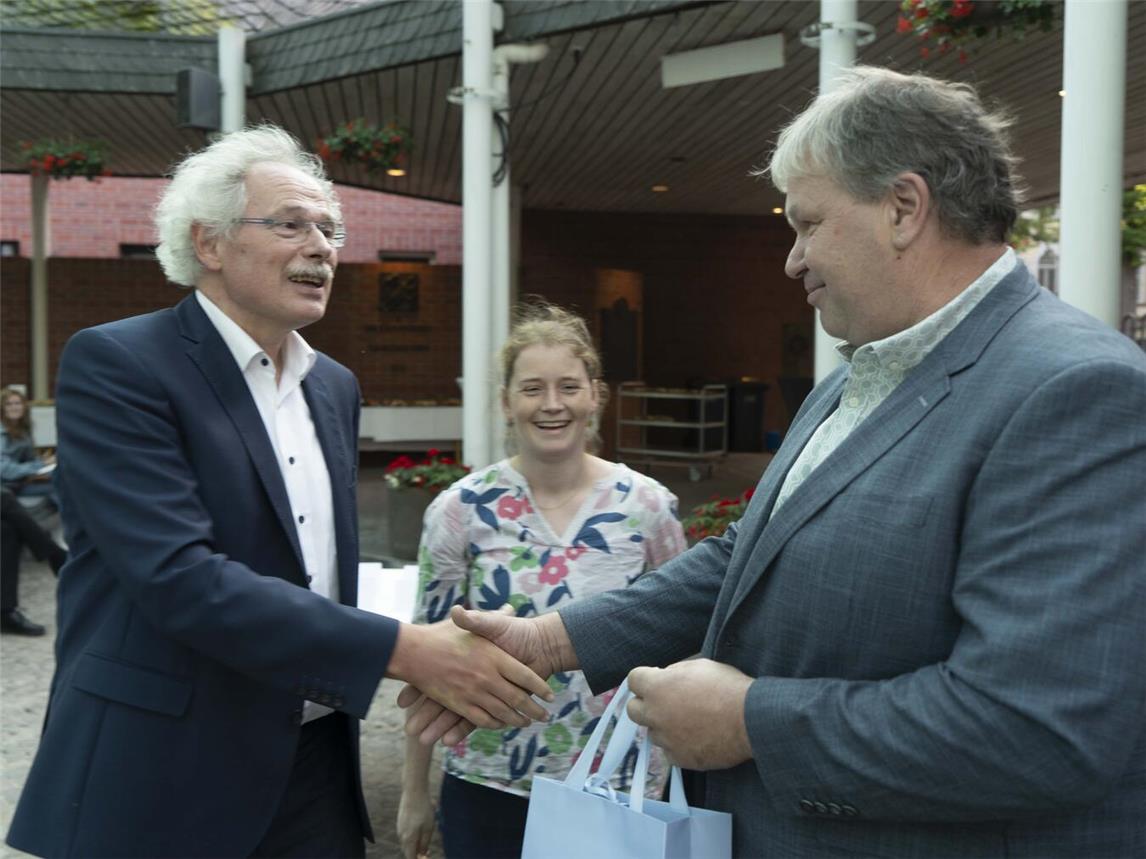 Hans-Josef Thönnissen (l.), Betriebsleiter der Stadtwerke Kevelaer und Geschäftsführer der NiersEnergie, gratuliert den Vereinen von Projekten und Initiativen, die der Fonds Energie mit einer Zuwendung unterstützt. NN-Foto: Gerhard Seybert
