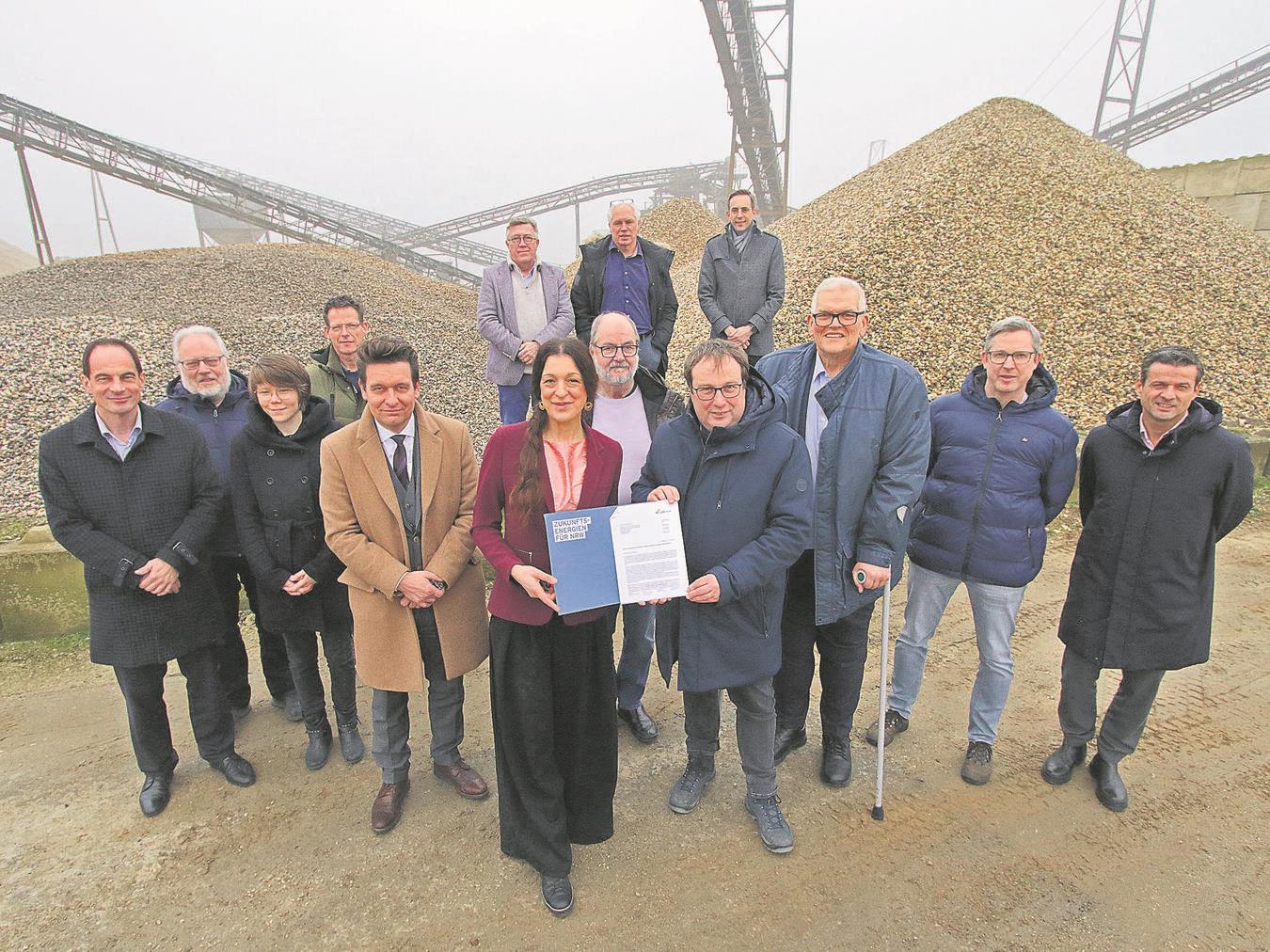 Hindernisse beim Solarausbau:
Landesverband äußert Kritik Hans-Josef Vogel (3.v.r.) und Paula Backhaus (vorne) vom Landesverband Erneuerbare Energien NRW überreichten Minister Oliver Krischer (4.v.r.) einen Brief mit Vorschlägen, um bestehende Probleme beim Ausbau der Solarenergie zu beheben. NN-Foto: Theo Leie