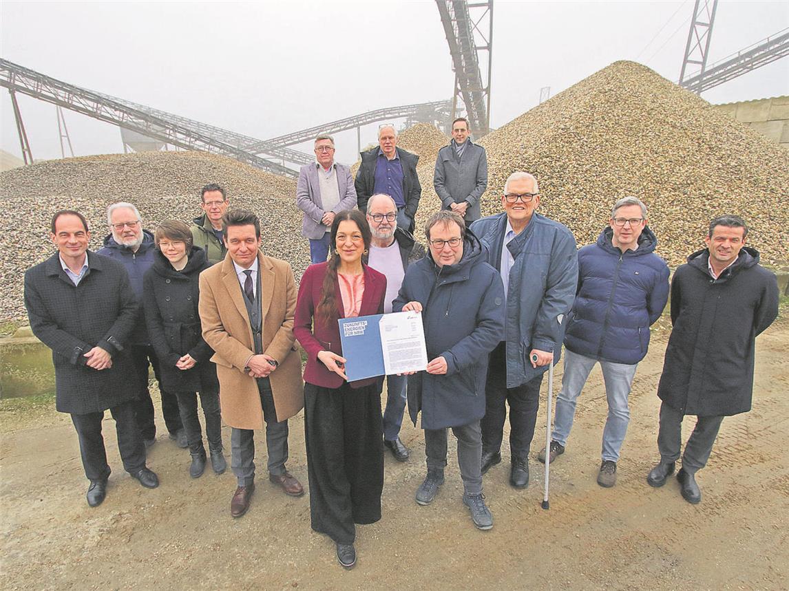 Hans-Josef Vogel (3.v.r.) und Paula Backhaus (vorne) vom Landesverband Erneuerbare Energien NRW überreichten Minister Oliver Krischer (4.v.r.) einen Brief mit Vorschlägen, um bestehende Probleme beim Ausbau der Solarenergie zu beheben. NN-Foto: Theo Leie