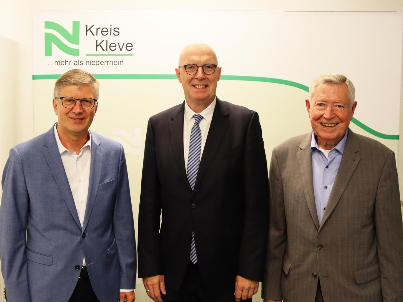 Gerwers übernimmt Schirmherrschaft für „Aktion Anatuya“ Hans-Jürgen Jacobs (l.), Beauftragter der „Aktion Anatuya“, und sein Amtsvorgänger Werner Stalder (r.) dankten Landrat Christoph Gerwers für die Übernahme der Schirmherrschaft der Hilfsorganisation. Foto: Kreis Kleve