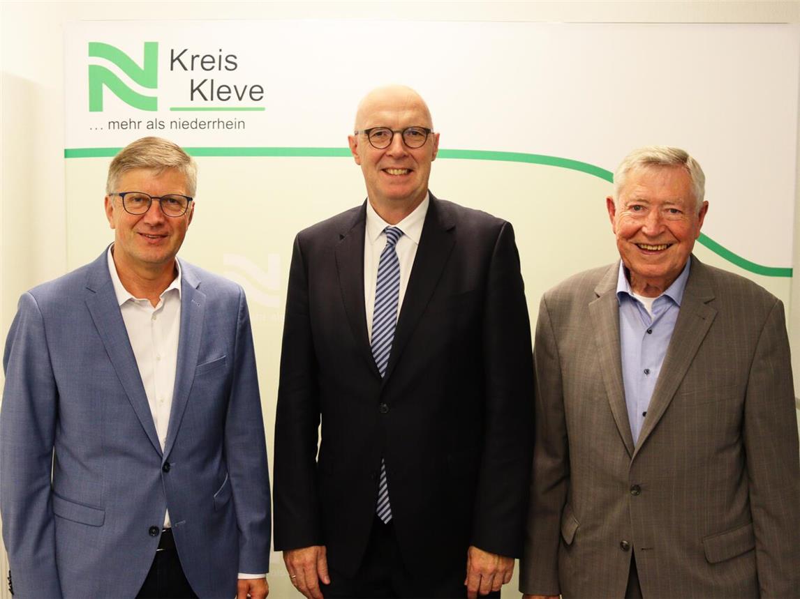 Hans-Jürgen Jacobs (l.), Beauftragter der „Aktion Anatuya“, und sein Amtsvorgänger Werner Stalder (r.) dankten Landrat Christoph Gerwers für die Übernahme der Schirmherrschaft der Hilfsorganisation. Foto: Kreis Kleve