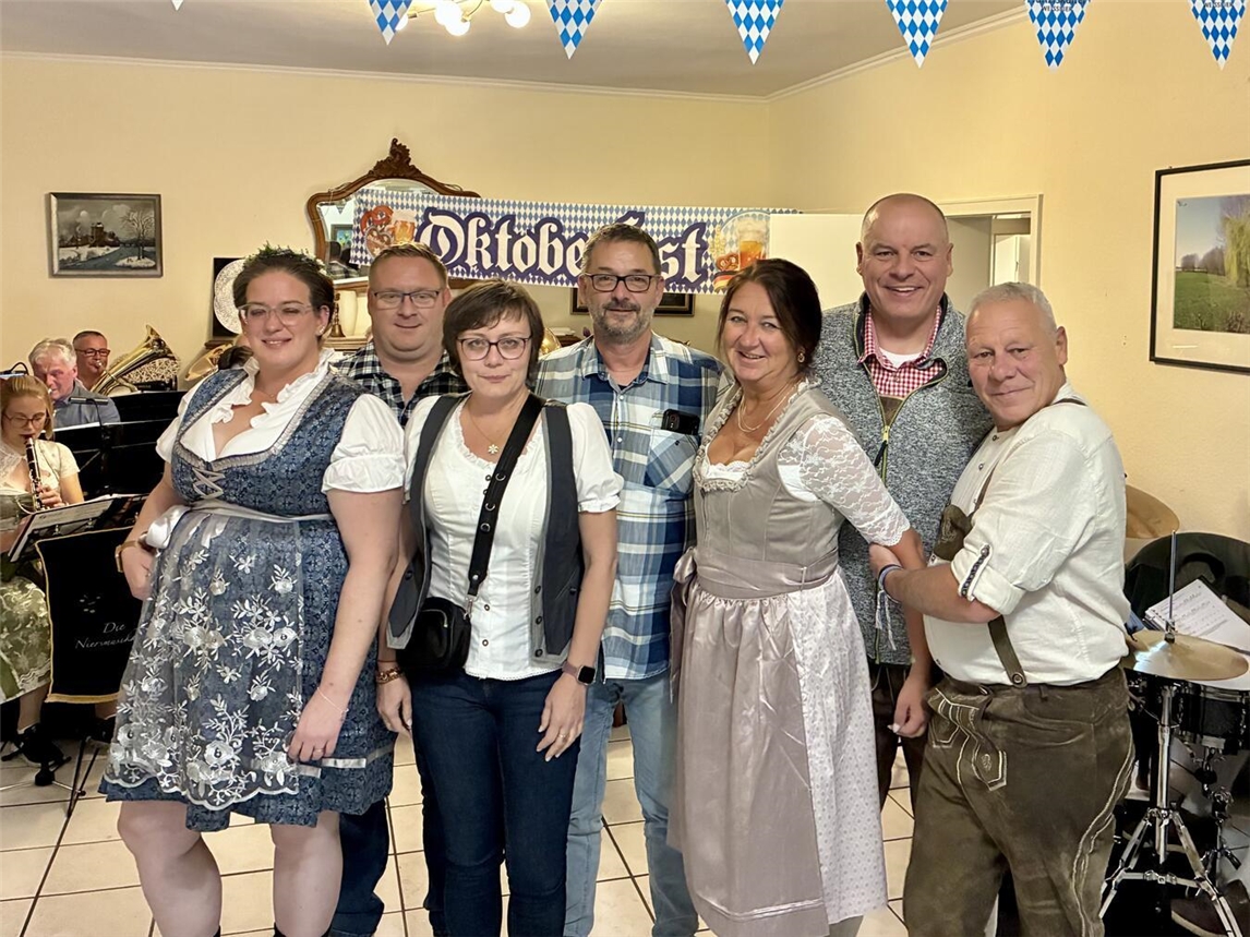 Hans-Peter Linzen (2.v.r.), Vorsitzen-der der Bürgerstiftung Till-Moyland, freute sich auch in diesem Jahr wieder über den Besuch der Königspaare aus Kalkar, Altkalkar und Till-Moyland beim Schmiede-Oktoberfest. Foto: Bürgerstiftung Till-Moyland