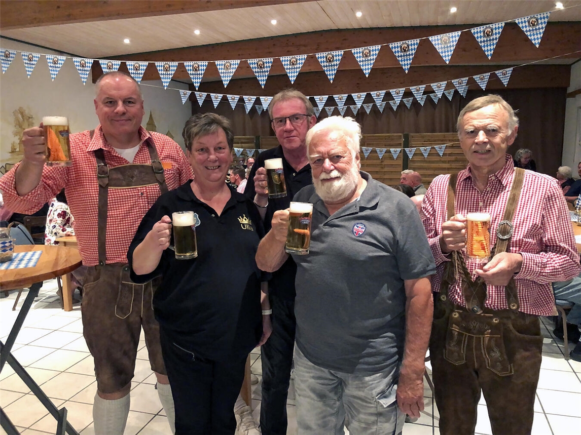 Hans-Peter Linzen (l.), Vorsitzender der Bürgerstiftung Till-Moyland, freut sich auch in diesem Jahr wieder auf aufs Schmiede-Oktoberfest im Saal. Foto: Bürgerstiftung