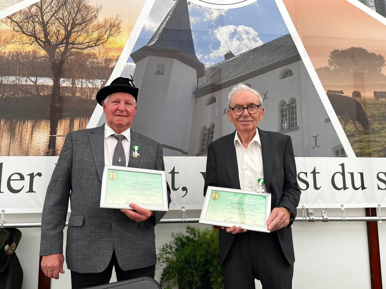 Hans-Theo Rambach und Gerd Kösters wurden geehrt. Foto: Schützen