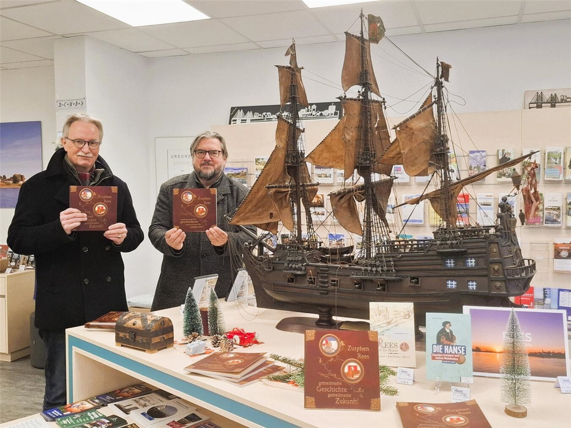 Hansebeauftragter Dr. Veit Veltzke (l.) und Michael Scholten vom Geschichtsverein Ressa präsentieren das neue Hansebuch der Städte Rees und Zutphen. Foto: Stadt Rees