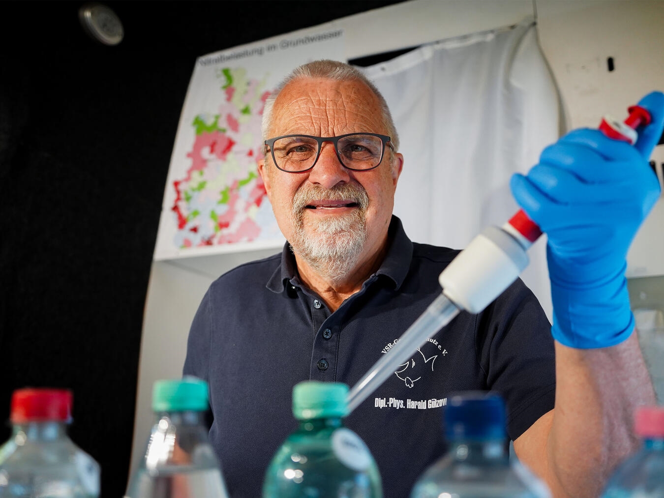 Harald Gülzow analysiert eine Brunnenwasserprobe im Labormobil des VSR-Gewässerschutzes. Foto: Ruben Wiltsch