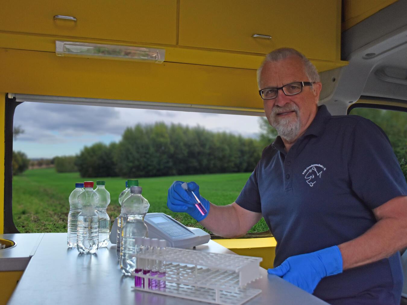 Harald Gülzow analysiert eine Wasserprobe. Foto: Ruben Wiltsch