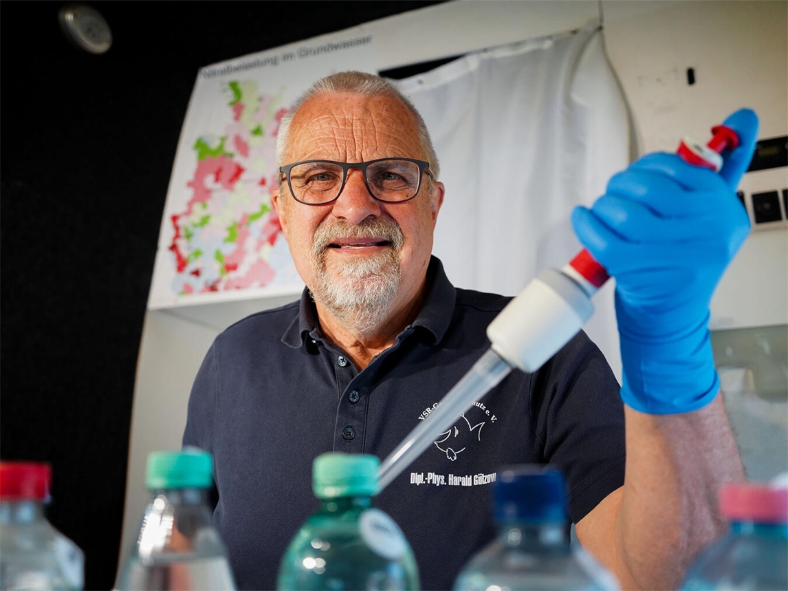 "Harald Gülzow analysiert Brunnenwasserprobe im Labor, Wasserqualitätstest, Foto von Ruben Wiltsch"