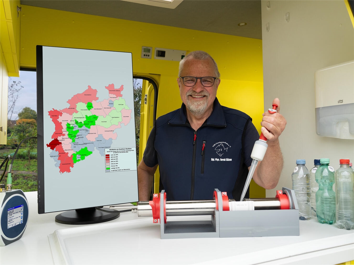 Harald Gülzow analysiert Brunnenwasserprobe mit Nitratkarte NRW im Labormobil.