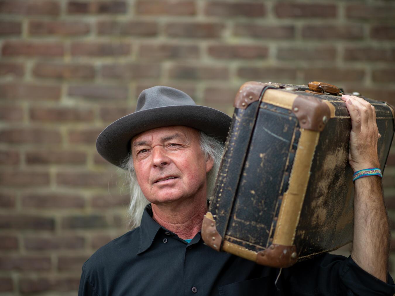 Harald Kleinecke – Autor, Regisseur und Solist. Zwei Vorstellungen von „Über-Leben“ sind geplant. Foto: Lucas Hans