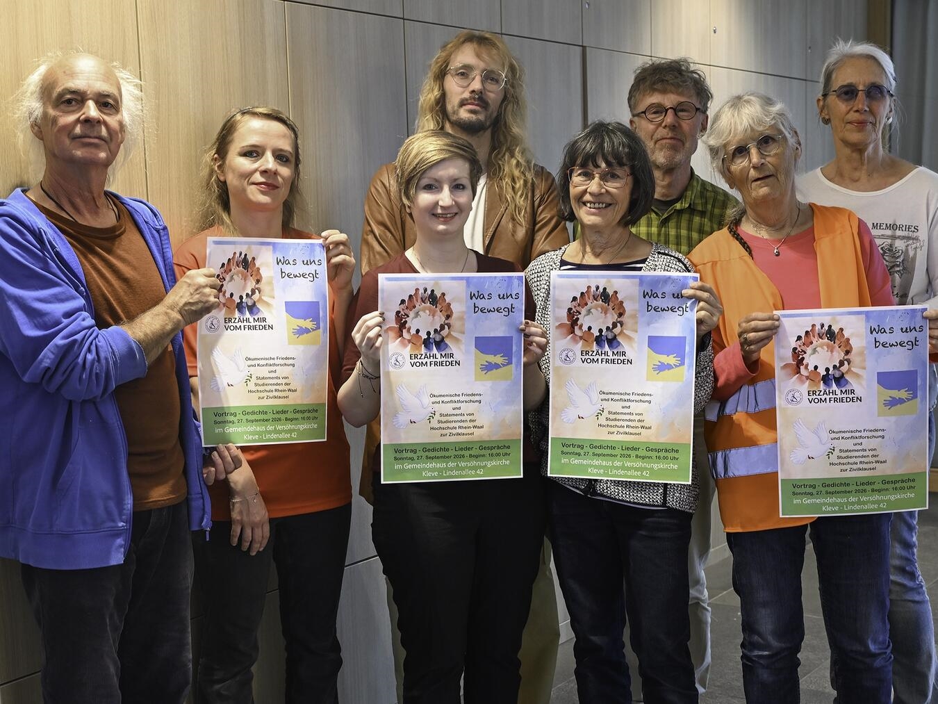 Mitglieder der Friedensgruppe der evangelischen Kirche Kleve laden zur Friedensveranstaltung ein.