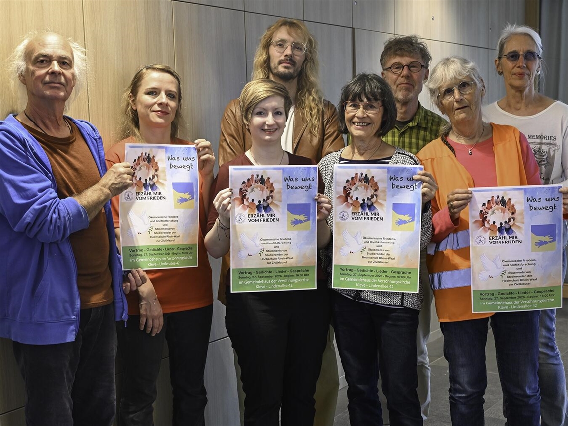 Mitglieder der Friedensgruppe der evangelischen Kirche Kleve laden zur Friedensveranstaltung ein.