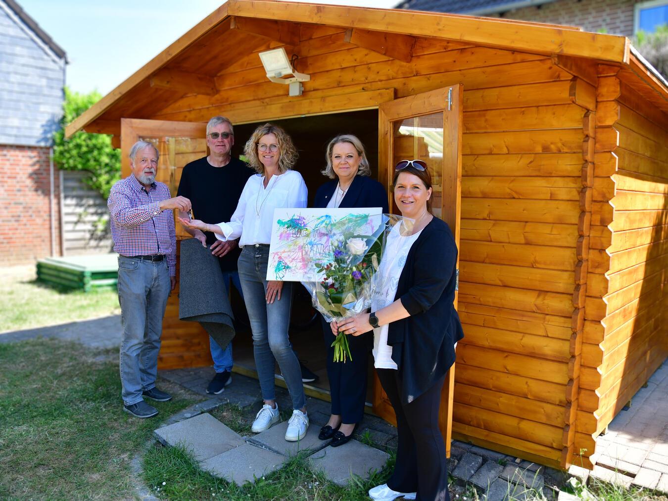Harald Korth (l.) und Heinrich Deryck (2.v.l.) überreichten Elke Kotthoff (Mitte) den Schlüssel fürs neue Gartenhaus. Im Namen der Wohngruppe überreichte Ulla Paessens-Siebert (r.) Rotary-Präsidentin Katharina Prinz einen Blumenstrauß sowie ein selbst gestaltetes Bild der Kinder, die in der Wohngruppe leben. Foto: Caritas