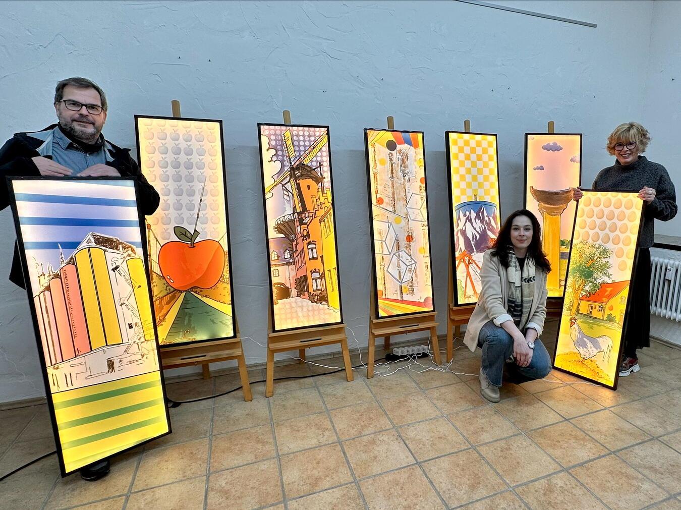 Kalkarer Ortsteile in einem Adventskalender verewigt Harald Münzner, Alexandra Bottenbruch und Bürgermeisterin Britta Schulz (v.l.) zeigen die ersten von 24 Motiven des diesjährigen Rathaus-Adventskalenders. NN-Foto: SP