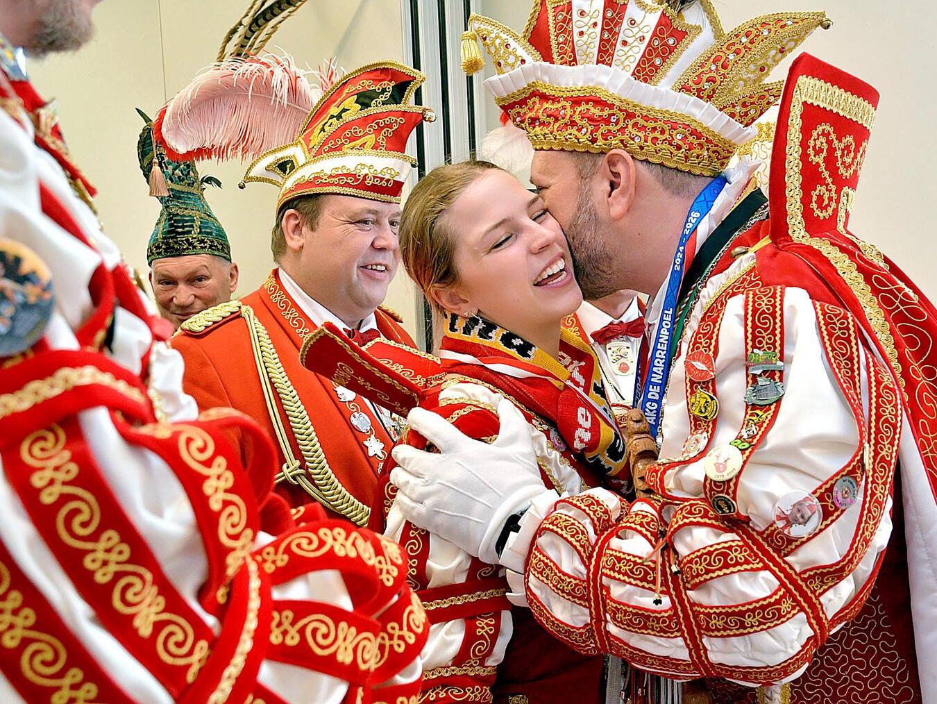 Harmonisch läuft‘s auch mit den anderen Tollitäten aus der Umgebung, etwa mit Prinz Christian dem Großartigen und seinem Funkenmariechen Sabrina, die am Sonntag auch beim Prinzenfrühschoppen waren. NN-Foto: Rüdiger Dehnen
