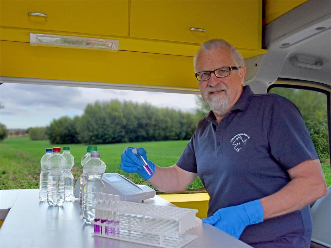 Harrald Guelzow analysiert eine Wasserprobe. Foto: Ruben Wiltsch