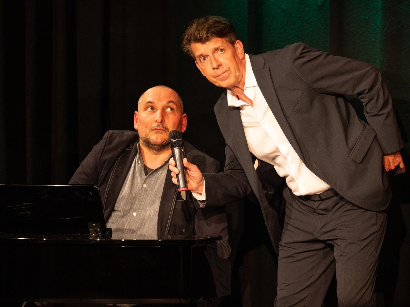 Harry Heib und Timo Bader performen "Aber bitte mit Udo!" in Geldern.