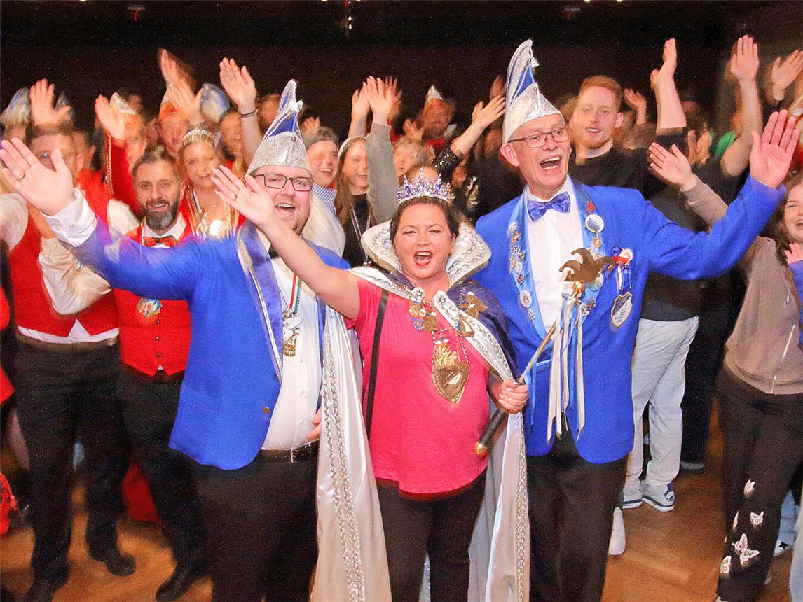 Hartefeld Helau! Prinzessin Patty I. mit Elferratspräsident Lucas van Stephoudt (l.) und dem stellvertretenden Vorsitzenden des Spielmannszuges, Willi Laumann. NN-Foto: Theo Leie