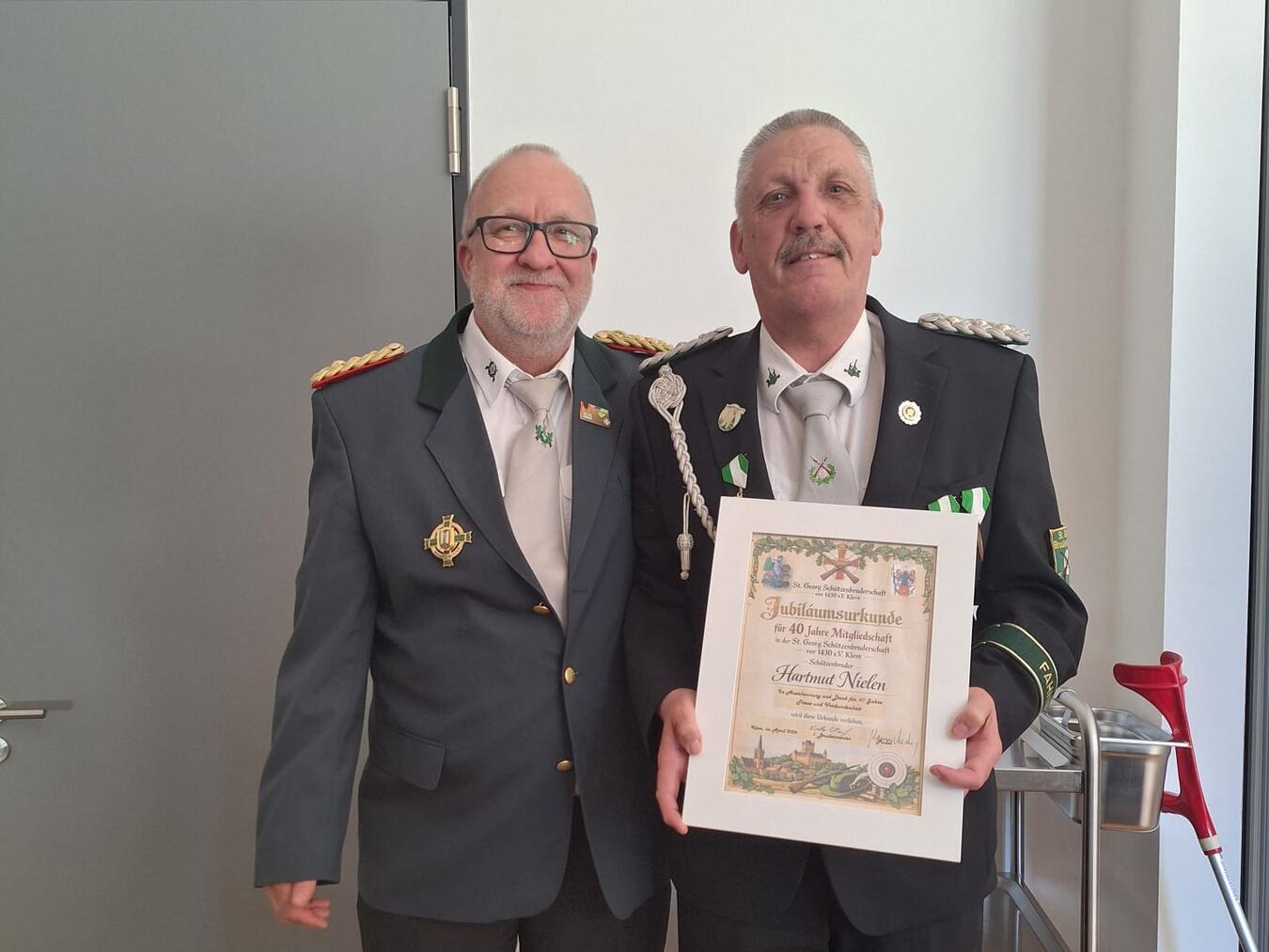 "Auszeichnung Hartmut Nielen für 40 Jahre Mitgliedschaft als Fahnenoffizier durch 1. Brudermeister Dieter Staak, Sankt Georg Schützenbruderschaft"