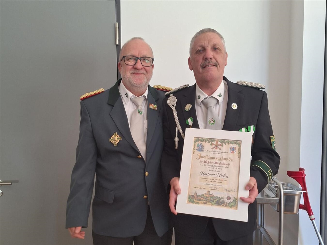 "Auszeichnung Hartmut Nielen für 40 Jahre Mitgliedschaft als Fahnenoffizier durch 1. Brudermeister Dieter Staak, Sankt Georg Schützenbruderschaft"