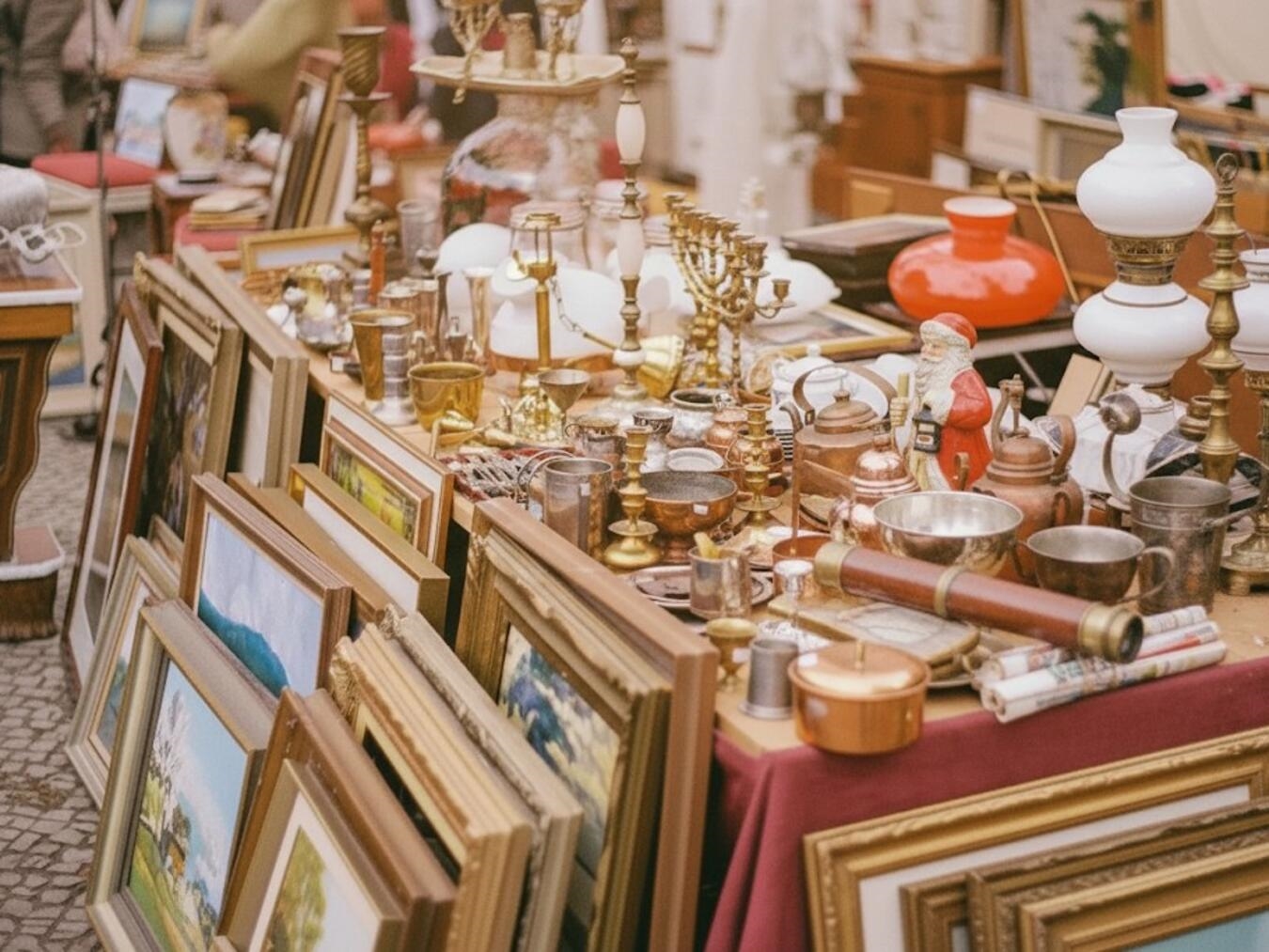 "Antikmarkt im Haus Ingenray mit Vintage-Schätzen und Besuchern, Einladung zur zweiten Auflage"