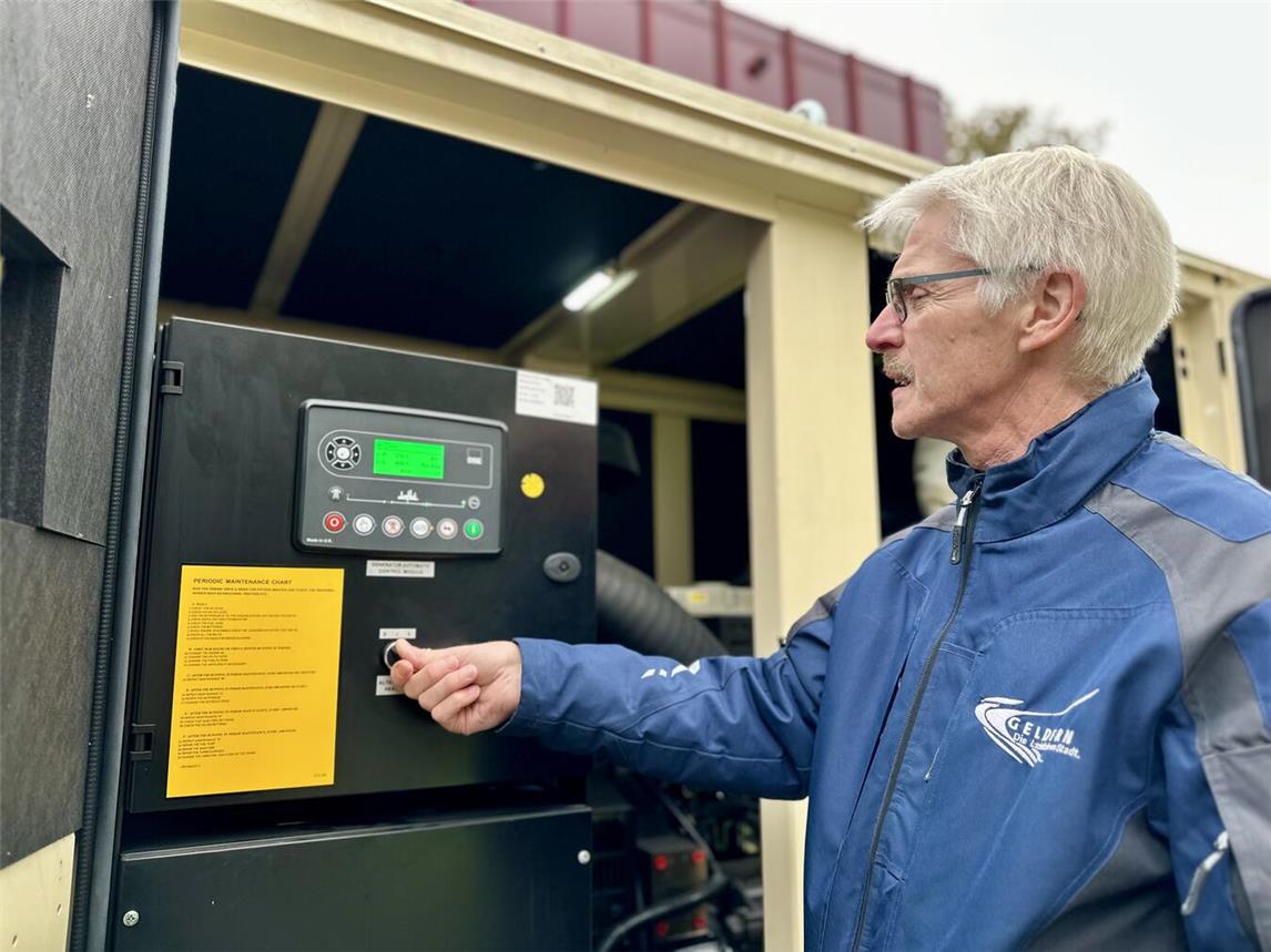 Hausmeister Erwin Günther arbeitet am Notstromaggregator, der im Ernstfall die Stromzufuhr sichert.Foto: Stadt Geldern/Terhorst